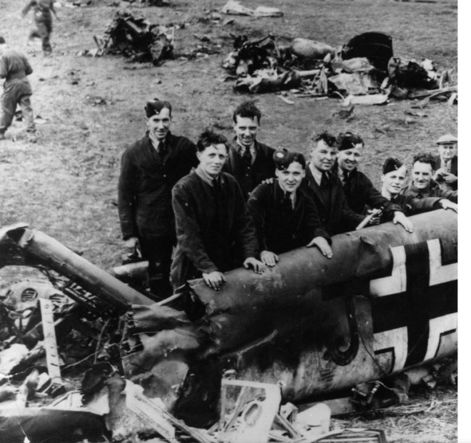 1941년 5월 스코틀랜드 시골 마을을 비행하다 추락한 독일 공군 전투기 메서슈미트 Bf 110 기 잔해 주위에 사람들이 잔뜩 모여 있다. 게티이미지 자료사진 
