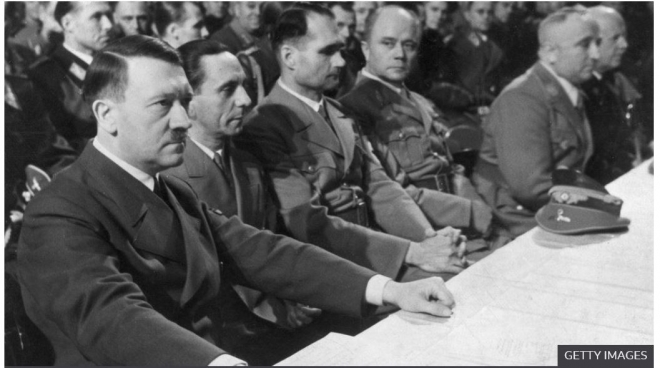1941년 1월 30일(현지시간) 나치 독일의 주요 지도자들 모습. 왼쪽부터 아돌프 히틀러(1889~1945년), 선전상 요시프 괴벨스(1897~1945년), 루돌프 헤스(1894~1987년), 로베르트 레이(1890~1945년), 나치 친위대(SS) 대장 한스 래머스(1879 ~1962년)와 신원이 확인되지 않은 사람이 히틀러 총통 취임 8주년을 맞아 베를린 스포츠 궁전에서 열린 나치 당 축하행사를 지켜보고 있다. 게티이미지 자료사진 