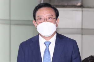 “부정선거” vs “3류 소설”… 드디어 샅바 잡은 ‘울산 선거개입’