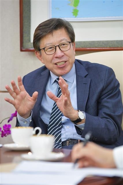 박형준 부산시장이 10일 집무실에서 서울신문과 인터뷰를 갖고 취임 한 달의 소감과 향후 시정 운영 계획 등을 설명하고 있다. 부산시 제공