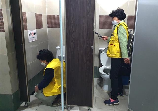 서울 강남구의 불법촬영 합동점검반이 다중이용시설 화장실에 몰래 카메라가 설치됐는지를 점검하고 있다. 강남구 제공