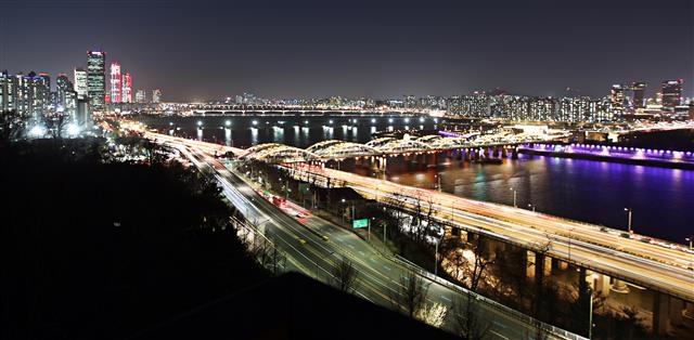 용양봉저정 공원 정상의 전망대에서 바라본 야경.