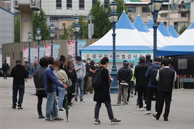 10일 오전 서울 중구 서울역광장에 마련된 임시 선별진료소를 찾은 시민들이 검사를 받기 위해 줄을 서 있다. 2021.5.10 뉴스1