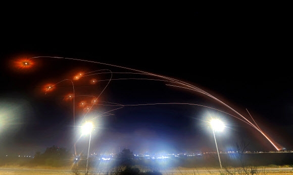 하마스 로켓포 요격하는 이스라엘 아이언 돔 