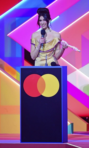 가수 두아 리파가 11일(현지시간) 영국 런던 오투(O2) 아레나에서 열린 브릿 어워즈에서 수상 소감을 말하고 있다. 런던 AP 연합뉴스