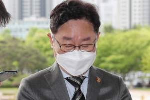 與 “이성윤 거취 스스로 결정해야”… ‘박범계 이중잣대’ 비판도