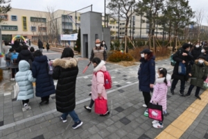 교육부 “2학기부터 유치원·초·중·고 전면 등교수업 추진”