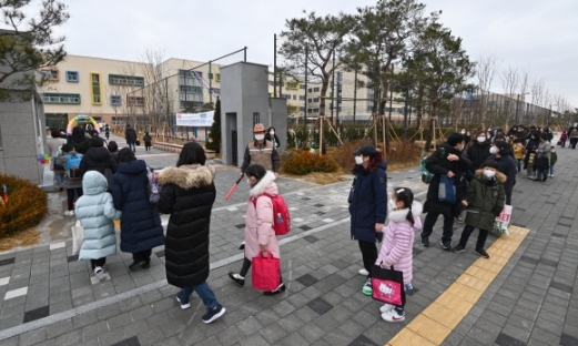 지난 3월 초등학생들이 등교하고 있다. 서울신문 DB