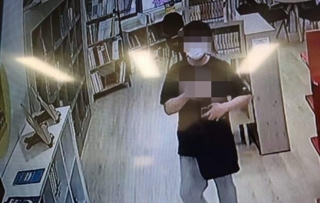 천안의 한 아파트 단지 내 도서관에서 음란행위를 하는 모습이 포착된 남성. ‘천안에서 전해드립니다’ 페이스북 캡쳐 