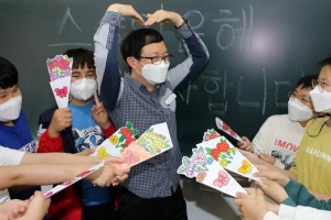 [포토] ‘정성으로 그린’ 카네이션