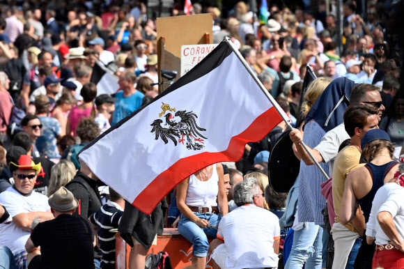 100년 전 태어나 20대의 젊은 나이에 나치에 의해 처형당한 조피 숄은 수많은 이들에게 용기의 상징이 됐다. 사진은 지난해 8월 독일 베를린에서 열린 코로나19 봉쇄 반대 시위에서 극우주의자들이 옛 독일 제국의 깃발을 흔드는 모습. 베를린 AFP 연합뉴스