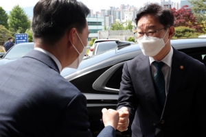 李공소장에 등장한 ‘조국 외압’… 박범계 “유출 심각” 감찰 시사