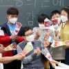 “선생님, 사랑합니다”… 마스크로 가릴 수 없는 ‘스승의 은혜’