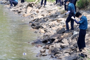 손정민씨 父 “양말 없는 것 같았다”…경찰 “양말 신고 있었다”