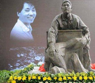 쓰촨 대지진때 학생을 구해내고 목숨을 잃은 교사 탄췐취를 기리는 동상