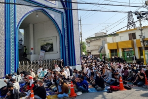 무슬림 1000명 몰린 야외 예배