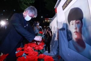 ‘평택항 참사’ 故이선호씨 부친 오열… 文대통령도 빈소 찾아