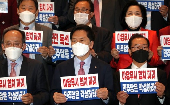 민주당의 강행 처리에 반발해 국회 본관 계단에서 피켓 시위를 벌이는 김기현(앞줄 가운데) 국민의힘 원내대표와 의원들. 연합뉴스