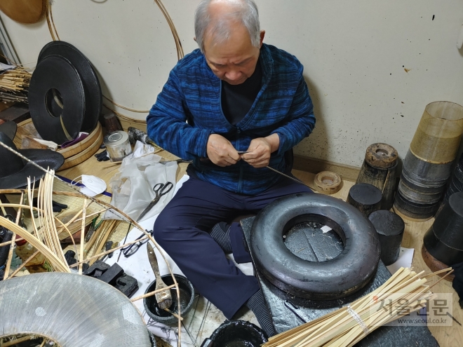 박창영옹이 광명 자택의 비좁은 작업실에서 갓일을 시연하고 있다.