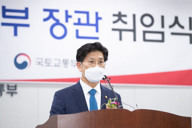 노형욱 국토부 장관이 지난 14일 정부세종청사에서 취임식을 갖고 혁신과 주택시장 안정을 강조하고 있다.