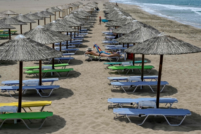 그리스가 14일 공식 관광재개에 나섰다. 15일 그리스 크레타섬의 팔라사르나의 리조트에서 한 관광객이 태양을 만끽하고 있다. 크레타 AFP 연합뉴스
