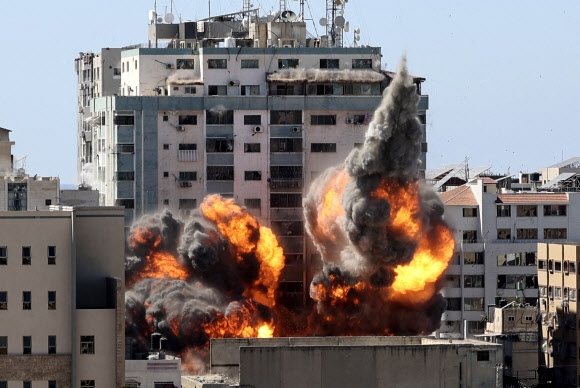 가자지구 외신 입주 건물도 불탔다 