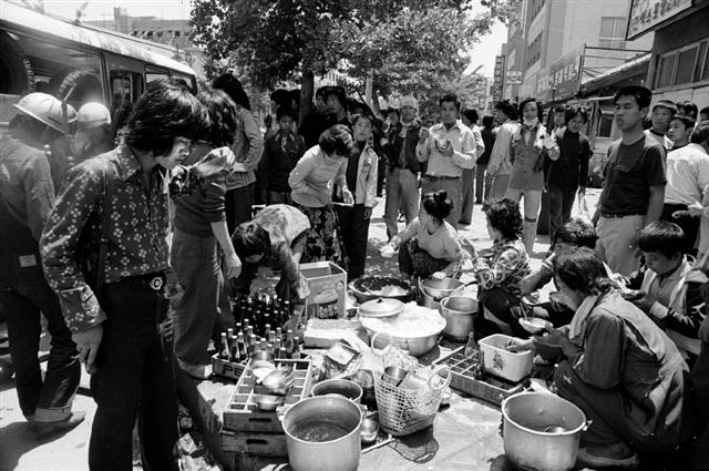 1980년 5·18 민주화운동 때 광주 시민들이 주먹밥 등 음식을 나누는 모습. 5·18 민주화운동기록관 제공