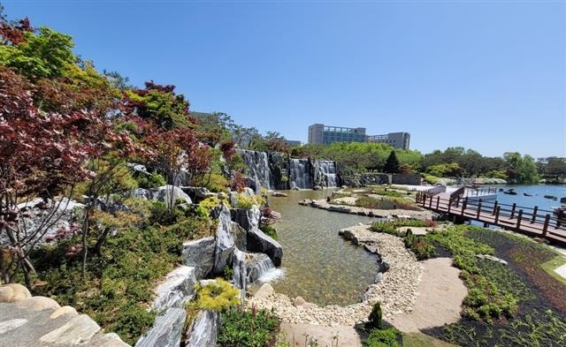 새로 조성한 고양시 일산호수공원의 명물 ‘인공폭포’ 전경. 고양시 제공