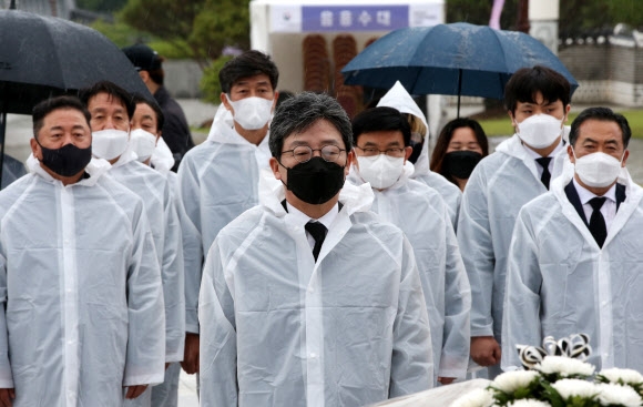 국민의힘 유승민 전 의원이 17일 오후 광주 북구 국립 5·18 민주묘지를 참배하고 있다. 2021.5.17 연합뉴스