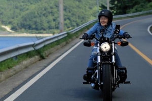 ‘할리’ 탄 아줌마의 쿡방·먹방… 대체 이 화끈한 맛은 뭐지?