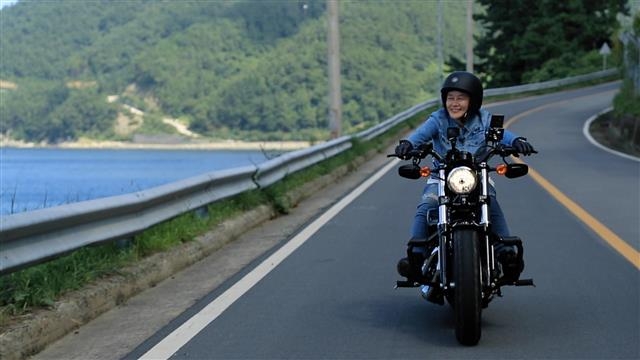 오토바이는 물론 배를 타고 나가 다양한 제철 음식을 소개하는 신계숙 교수의 방송 영상에는 “교수님 최고”라는 댓글도 자주 올라온다. EBS 제공