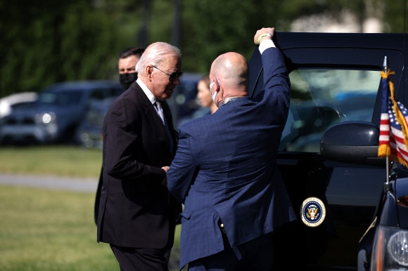 조 바이든 미국 대통령이 주말을 델라웨어주 윌밍턴의 자택에서 보낸 뒤 전용 헬리콥터인 마린 온을 이용해 17일(현지시간) 백악관에 도착, 대기 중이던 차량에 오르고 있다. 워싱턴DC AFP 연합뉴스 
