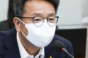 이철희 정무수석 “최재형, 사회의 큰 어른으로 남아야”