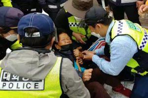 국방부, 성주 사드기지에 부식·쓰레기 차량 등 반입…주민 반발