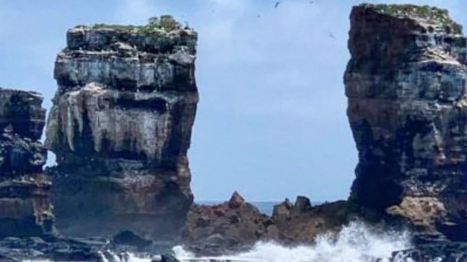 에콰도르령 갈라파고스 제도의 다윈 섬의 명물 ‘다윈스 아치’가 두 기둥을 잇는 아치 부분이 무너져내려 기둥들만 덩그러니 서 있다. 아래 사진은 붕괴되기 전의 모습. 에콰도르 환경부 제공, 게티이미지 자료사진 영국 BBC 홈페이지 캡처