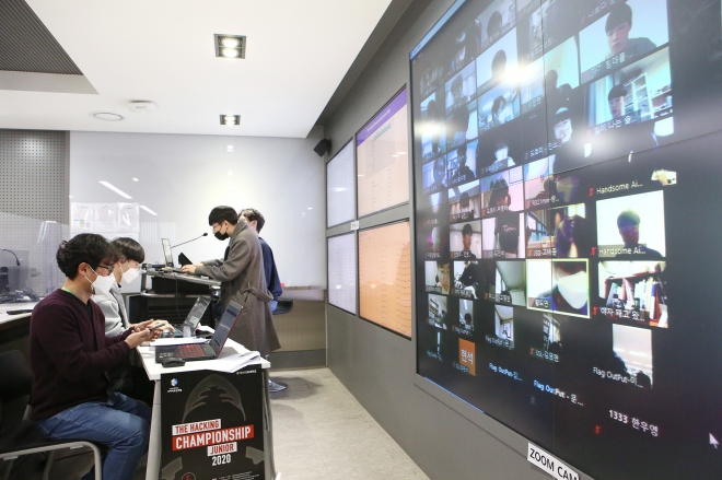 사진2_영남이공대학교 사이버보안계열 보안관제센터에서 치러진 2020년 해킹방어대회 모습.jpg
