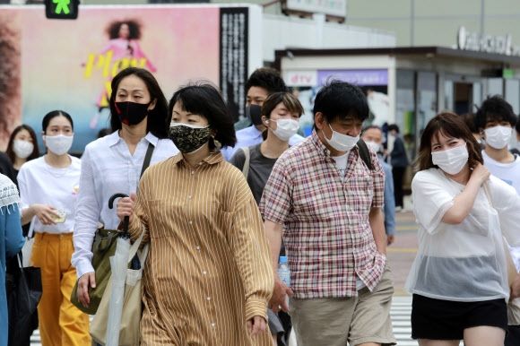 코로나 바이러스 감염을 막기 위해 마스크를 쓴 일본인들이 도쿄 거리를 걷고 있다. 연합뉴스