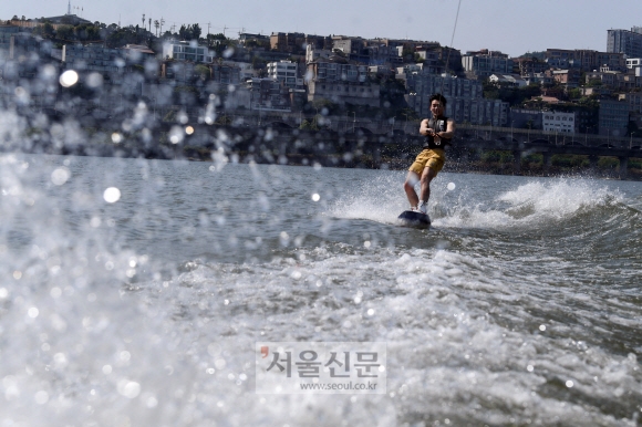 초여름 날씨를 보인 19일 서울 한강잠원지구 한강리버시티수상스키장에서 시민이 수상레포츠를 즐기고 있다. 2021. 5. 19 박윤슬 기자 seul@seoul.co.kr