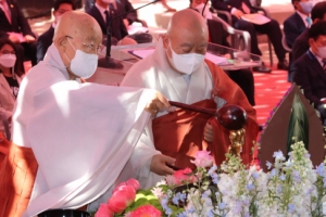 “온 겨레에 평화와 행복 충만”... 코로나속 소박한 봉축법요식