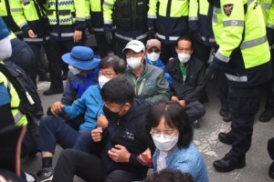 성주 사드기지 물품 반입 이틀 만에 재개…경찰 농성주민 해산