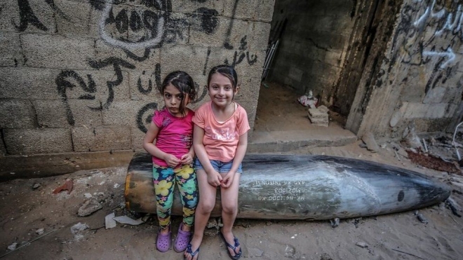 팔레스타인 가자지구에 떨어진 이스라엘군의 불발 미사일 위에 걸터앉아 있는 자매들이라고 로이터 통신이 전했다. 언제 구체적으로 어떤 곳에서 촬영됐는지 파악할 수가 없었다. 가자지구 EPA 