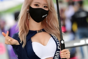 [포토] 미스맥심 도유리, ‘서킷의 여신’으로 화려한 변신