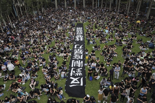 범죄인 인도법안(송환법) 개정에 반대하는 홍콩 시민들이 지난 2019년 8월 4일 홍콩 벨처베이 공원에서 집회를 열고 있다. 홍콩 AP 연합뉴스