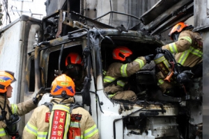 [현장] 5층 건물 들이받은 택배차량에 아수라장…2명 사망 6명 다쳐