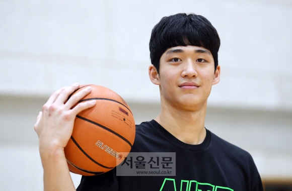 여준석이 훈련을 마친 뒤 농구공을 어깨에 얹고 사진 취재에 응하는 모습. 박윤슬 기자 Seul@seoul.co.kr
