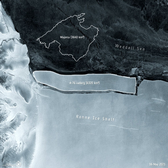 유럽우주국(ESA)이 20일 공개한 세게 최대 규모의 빙산 A-76이 남극대륙에서 떨어져 나온 위성사진. 그래픽으로 위에 그려진 스페인의 마요르카 섬보다 크다. 연합뉴스