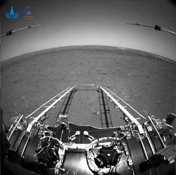 中탐사로봇 ‘주룽’이 촬영한 화성 표면 