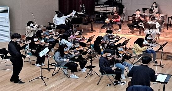 화천 지역 청소년 32명으로 구성된 교향악단. 화천군의 지원을 받는 것으로 인성과 예술 등 소양을 갖춘 지역인재 육성에 도움이 되고 있다. 화천군 제공