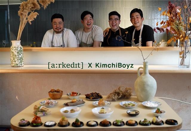 서울 용산구 해방촌 신흥시장에서 열리는 22~23일 ‘마켓 애즈 플레이그라운드’ 축제에서 요리 쇼를 선보이는 셰프 팀 ‘김치보이즈’. 용산구 제공