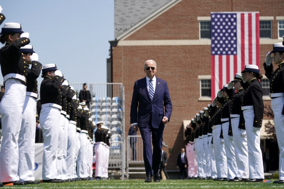 바이든 대통령이 19일 코네티컷주 뉴런던에서 열린 해안경비사관학교 제140회 졸업식에 참석한 모습. 뉴런던 AP 연합뉴스
